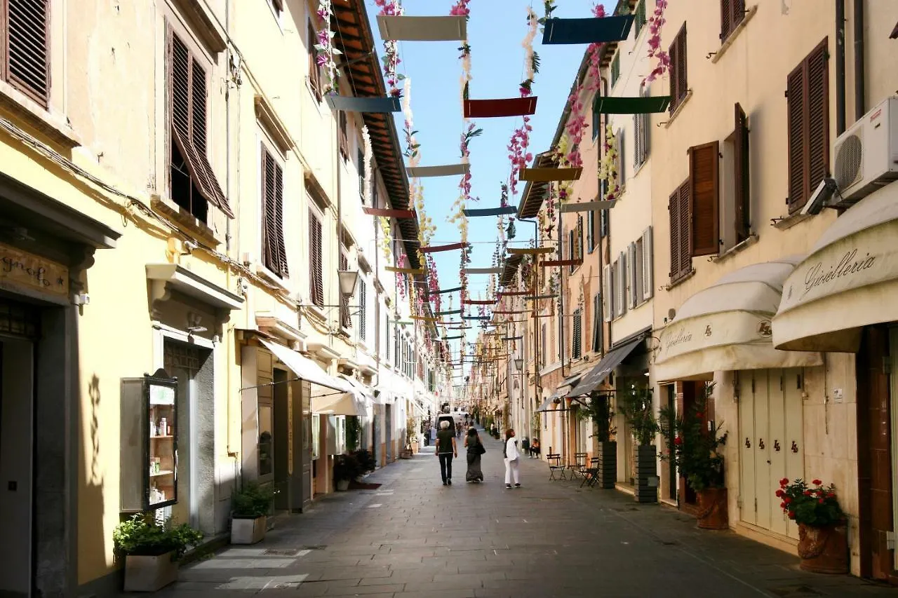 La Piccola Atene Centro Storico Pietrasanta 0*,  Italy